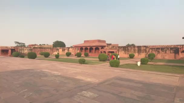 Fatehpur Sikri, Indie - 15. listopadu 2019: Opuštěné městské turisty vyfotit pozůstatky z minulé éry část 5 — Stock video