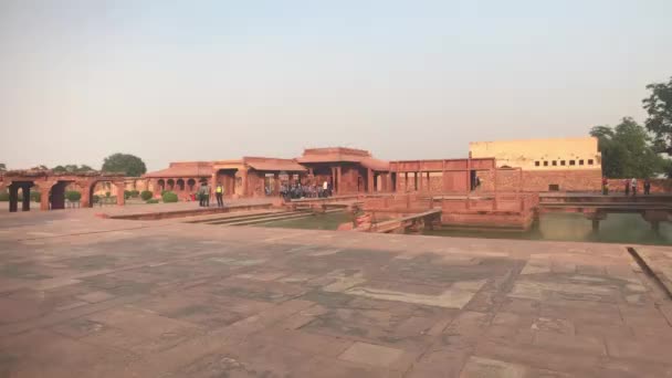 Fatehpur Sikri, India - November 15, 2019: Εγκαταλελειμμένοι τουρίστες επιθεωρούν τα ερείπια της αρχαιότητας μέρος 6 — Αρχείο Βίντεο