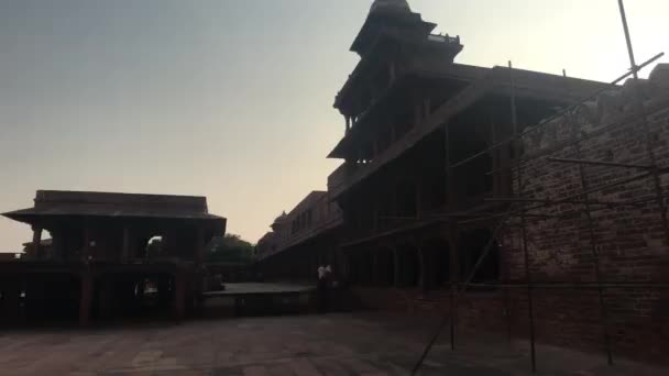 Fatehpur Sikri, Indie - 15. listopadu 2019: Opuštěné městské turisty vyfotit pozůstatky z minulé éry část 4 — Stock video