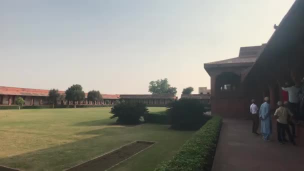 Fatehpur Sikri, India - November 15, 2019: Abanabandoned city tourists inspect the remains of ancient quity part 7 — 图库视频影像
