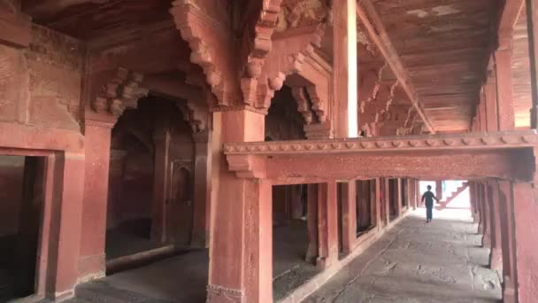 Fatehpur Sikri, India - 15 november 2019: Verlaten stadstoeristen inspecteren de resten van de oudheid deel 5 — Stockvideo