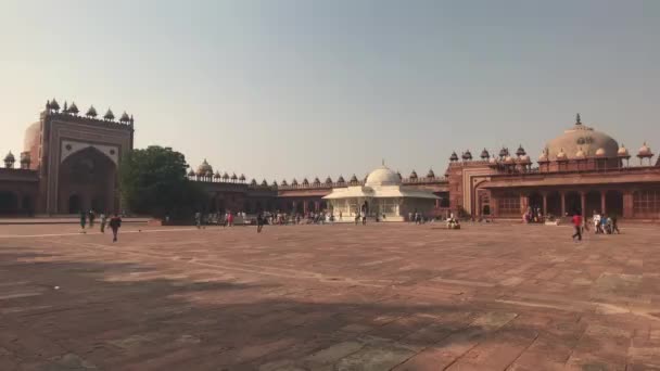 Fatehpur Sikri, India - November 15, 2019: Εγκαταλελειμμένοι τουρίστες επιθεωρούν τα ερείπια της αρχαιότητας μέρος 13 — Αρχείο Βίντεο