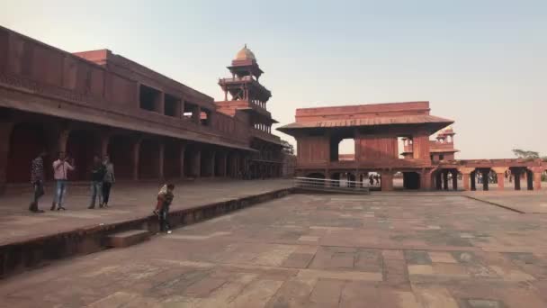 Fatehpur Sikri, Indie - 15 listopada 2019: Opuszczeni turyści spacerują ulicami część 2 — Wideo stockowe