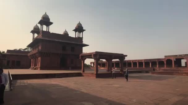 Fatehpur Sikri, Indie - 15 listopada 2019: Opuszczeni turyści zwiedzają pozostałości starożytności część 15 — Wideo stockowe
