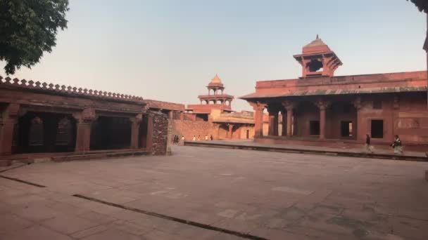 Fatehpur Sikri, India - 15 de noviembre de 2019: Los turistas abandonados de la ciudad toman fotos de los restos de una época pasada parte 7 — Vídeos de Stock