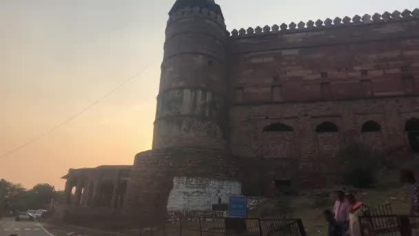 Fatehpur Sikri，印度- 2019年11月15日：被遗弃的城市游客走在第六部分街道上 — 图库视频影像