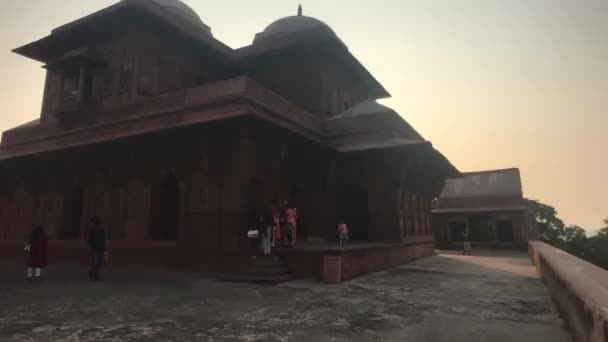 Fatehpur Sikri，印度，2019年11月15日：被遗弃的城市游客拍摄了一个逝去时代的遗迹 — 图库视频影像