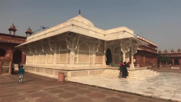 Fatehpur Sikri, India - November 15, 2019: Εγκαταλελειμμένοι τουρίστες επιθεωρούν τα ερείπια της αρχαιότητας μέρος 8 — Αρχείο Βίντεο