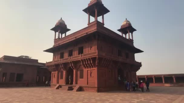 Fatehpur Sikri, Indie - 15 listopada 2019: Opuszczeni turyści zwiedzają pozostałości starożytności część 16 — Wideo stockowe