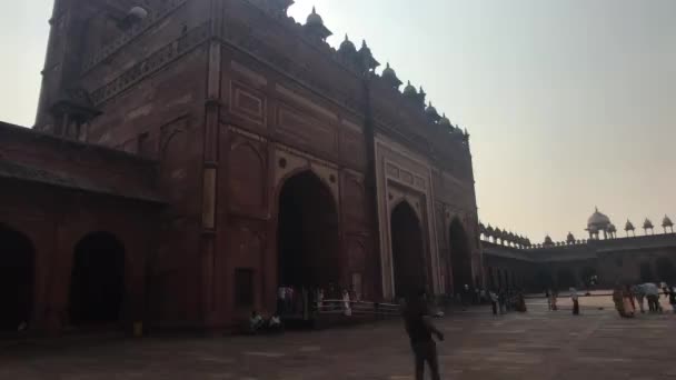 Fatehpur Sikri, India - 15 november 2019: Verlaten stadstoeristen inspecteren de resten van de oudheid deel 12 — Stockvideo