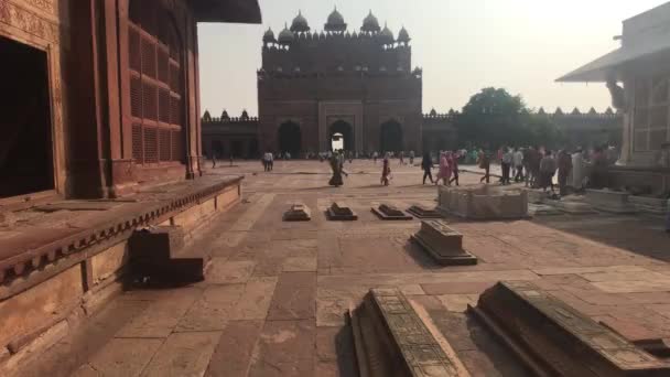 Fatehpur Sikri，印度- 2019年11月15日：被遗弃的城市游客走在第八部分街道上 — 图库视频影像