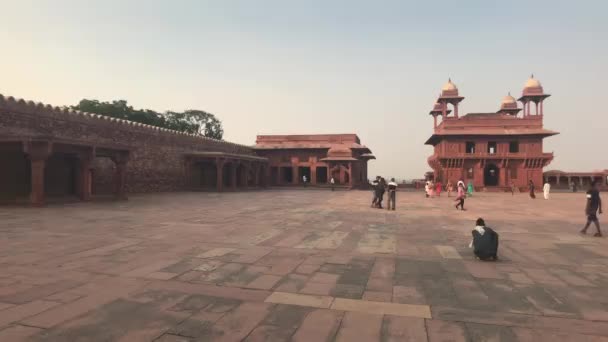 Fatehpur Sikri, Indie - 15. listopadu 2019: Opuštěné městské turisty pěšky po ulicích část 15 — Stock video