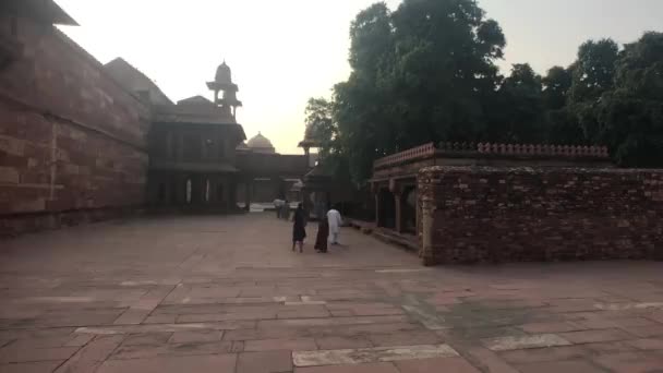 Fatehpur Sikri，印度- 2019年11月15日：被遗弃的城市游客走在街头第11部分 — 图库视频影像