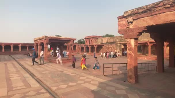 Fatehpur Sikri, India - 2019. november 15.: Elhagyott városi turisták sétálnak az utcán 3. rész — Stock videók