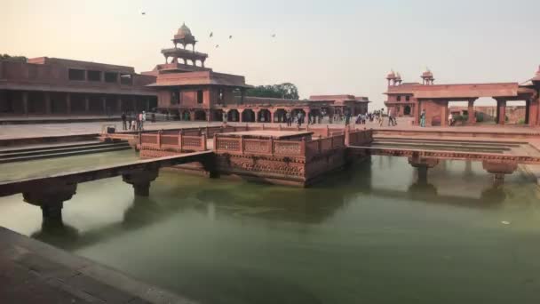 Фатехпур Сикри, Индия - 15 ноября 2019 года: Заброшенные туристы города фотографируют останки ушедшей эпохи, часть 6 — стоковое видео