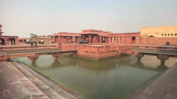 Fatehpur Sikri, Indie - 15. listopadu 2019: Opuštěné městské turisty vyfotit pozůstatky z minulé éry část 3 — Stock video