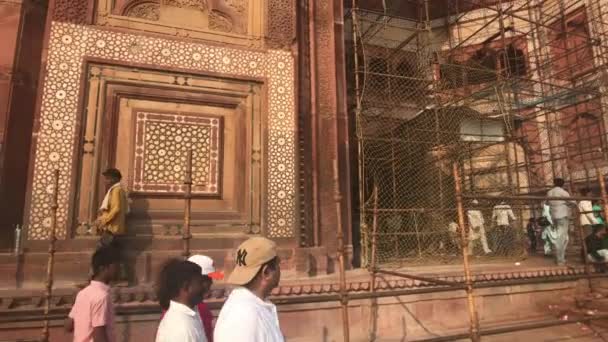 Fatehpur Sikri, India - November 15, 2019: Εγκαταλελειμμένοι τουρίστες επιθεωρούν τα ερείπια της αρχαιότητας μέρος 10 — Αρχείο Βίντεο