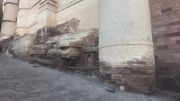 Джодхпур, Индия - 06 ноября 2019 года: Туристы форта Мехрангарх стоят у огромных колонн исторической крепости — стоковое видео