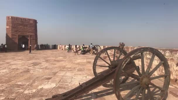 Jodhpur, Indie - 06 listopada 2019: Turyści z Mehrangarh Fort widzą zabytki starej twierdzy część 7 — Wideo stockowe