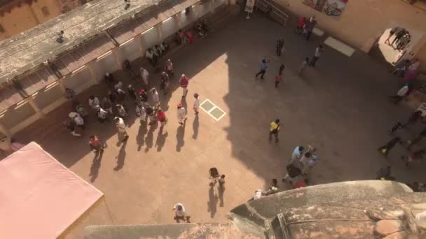 Jodhpur, India - 06 de noviembre de 2019: Mehrangarh Fort un grupo de turistas pasea por el patio inferior — Vídeo de stock