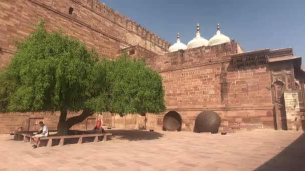 Jodhpur, Índia - 06 de novembro de 2019: Os turistas do Forte de Mehrangarh caminham no local inferior da fortaleza parte 5 — Vídeo de Stock