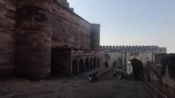 Jodhpur, Indien - 06 november 2019: Mehrangarh Fort Turistklättrar på brant väg del 3 — Stockvideo