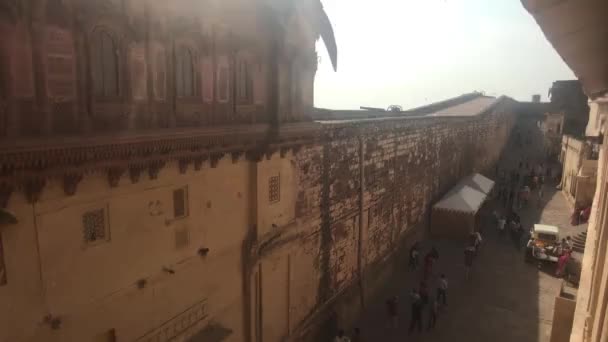 Jodhpur, Indien - 06 november 2019: Mehrangarh Fort turister se sevärdheterna i den gamla fästningen del 8 — Stockvideo
