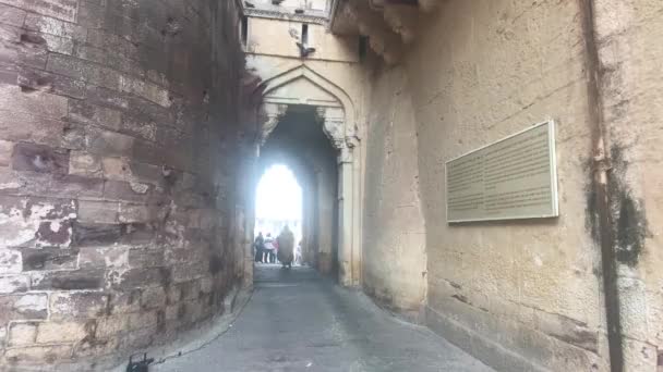 Jodhpur, India - túnel estrecho en la base de la fortaleza — Vídeos de Stock