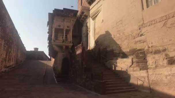 Jodhpur, India - empinada carretera a la muralla de la fortaleza — Vídeo de stock