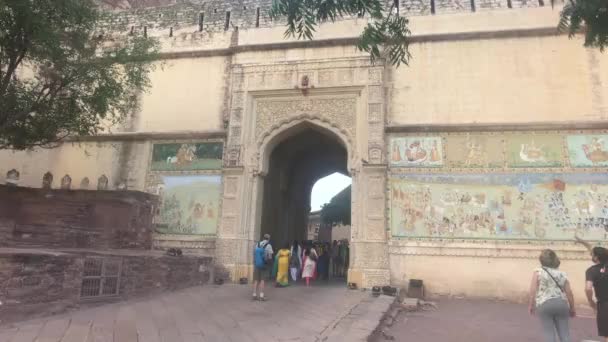 Jodhpur,インド- 2019年11月6日:メフランジュ砦の観光客はゆっくりと入り口2に登る — ストック動画