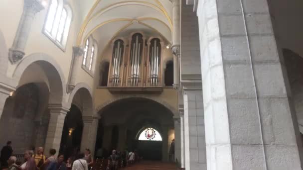 Belém, Palestina - 20 de outubro de 2019: os turistas da Basílica da Natividade escutam a parte 7 do serviço da igreja — Vídeo de Stock