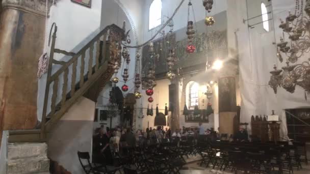 Bethlehem, Palesztina - 2019. október 20.: A Betlehem Bazilika turistái megnézik a belső részt 3 — Stock videók