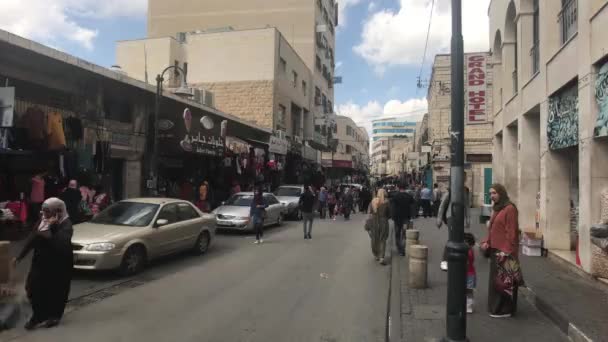 Віфлеєм (Палестина) - 20 жовтня 2019: туристи гуляють вулицями міста 16. — стокове відео