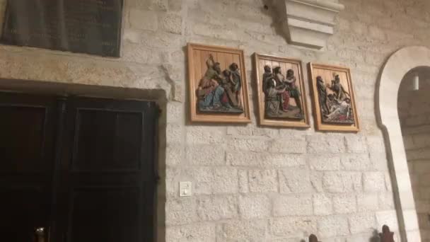 Betlém, Palestina - 20. října 2019: Bazilika Narození Inner Church část 2 — Stock video