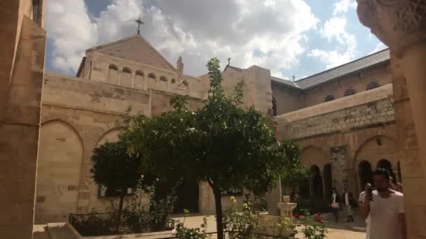 Bethlehem, Palestina - 20 oktober 2019: Basiliek van de Geboorteplaats met toeristen deel 3 — Stockvideo