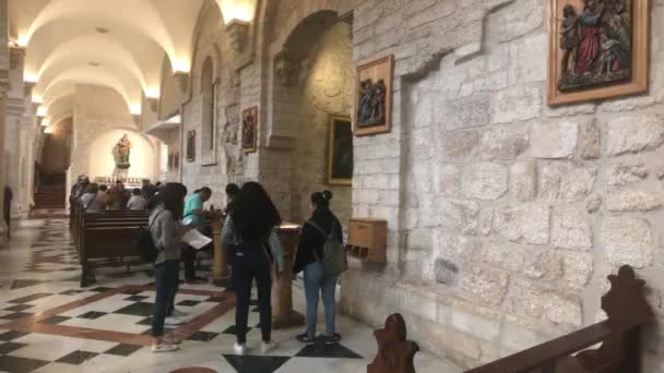 ベスレヘム、パレスチナ- 10月20 、 2019:ネイティブの観光客の大聖堂は、内部の部分を検査9 — ストック動画