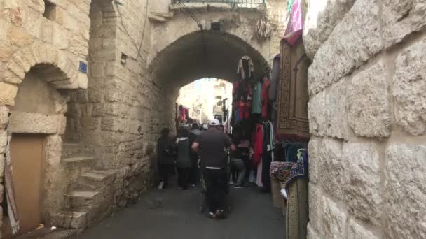 Bethlehem, Palestine - October 20, 2019: tourists walk the streets of the city part 19 — Stok video