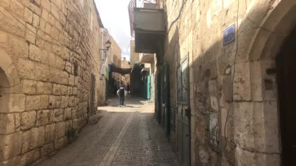 Betleem, Palestina - 20 octombrie 2019: Bazilica curții Nașterii Domnului cu turiști partea 5 — Videoclip de stoc