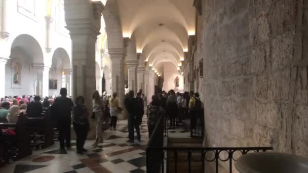 Belém, Palestina - 20 de outubro de 2019: os turistas da Basílica da Natividade inspecionam a parte interior 7 — Vídeo de Stock