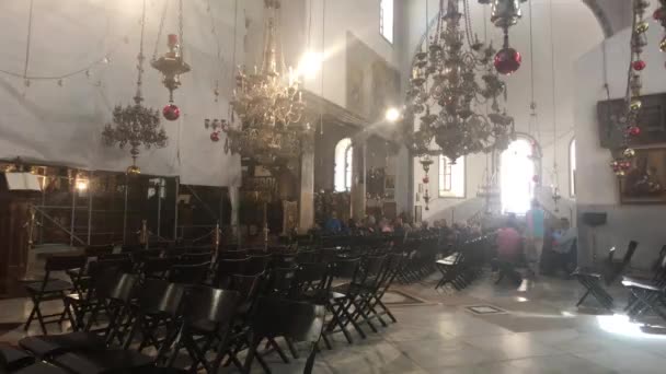 Вифлеем, Палестина - 20 октября 2019 года: Базилика Рождества туристов слушать церковное служение часть 2 — стоковое видео
