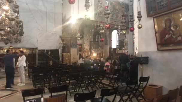 Belém, Palestina - 20 de outubro de 2019: os turistas da Basílica da Natividade inspecionam a parte interior 4 — Vídeo de Stock