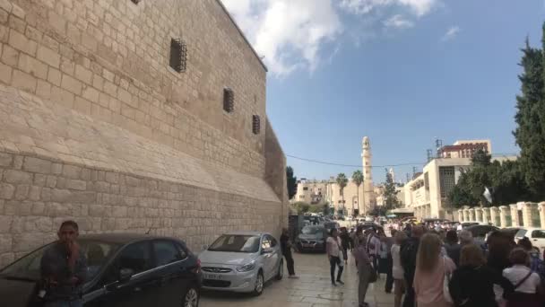 Betlém, Palestina - 20. října 2019: turisté prohlédnou starobylé území část 2 — Stock video