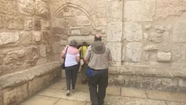 Bethlehem, Palestine - October 20, 2019: tourists inspect the ancient territory part 3 — Stockvideo