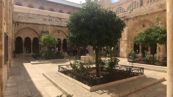 Bethlehem, Palestina - 20 oktober 2019: Basiliek van de Geboorteplaats met toeristen — Stockvideo