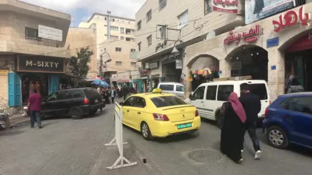 Bethlehem, Palestine - October 20, 2019: tourists walk the streets of the city part 12 — Stockvideo