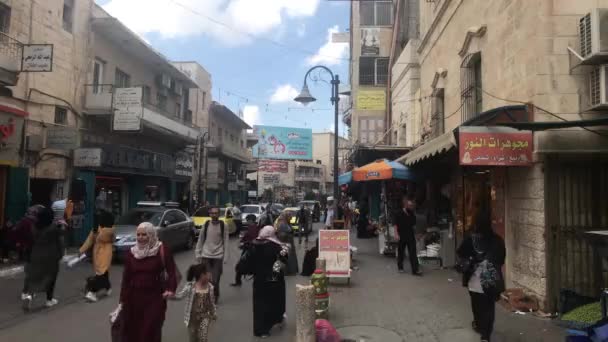 Bethlehem, Palestine - October 20, 2019: tourists walk the streets of the city part 15 — Stok video