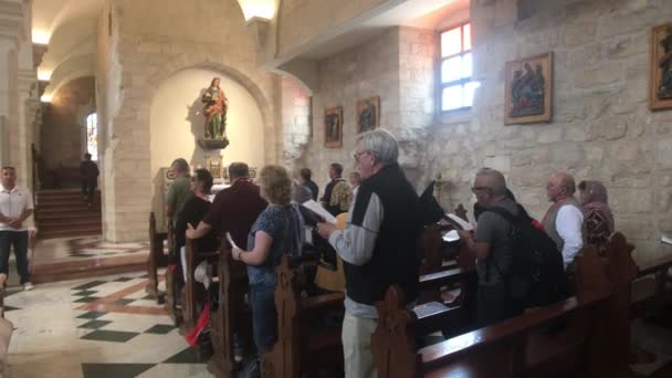 Bethlehem, Palestine - October 20, 2019: Basilica of the Nativity tourists listen to church service — 图库视频影像