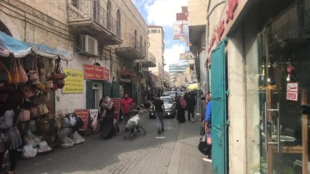Betleem, Palestina - 20 octombrie 2019: turiștii merg pe străzile orașului partea 13 — Videoclip de stoc