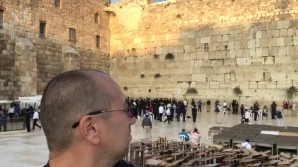 Jerusalem, Israel - October 20, 2019: tourists in the square near the wall of weeping part 4 — Stock Video