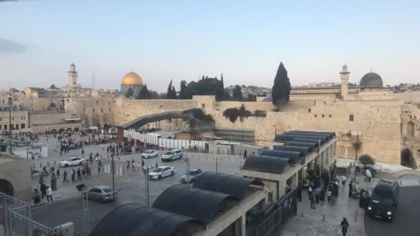 Jeruzsálem, Izrael - 2019. október 20.: időeltolódás a turistákkal a téren — Stock videók